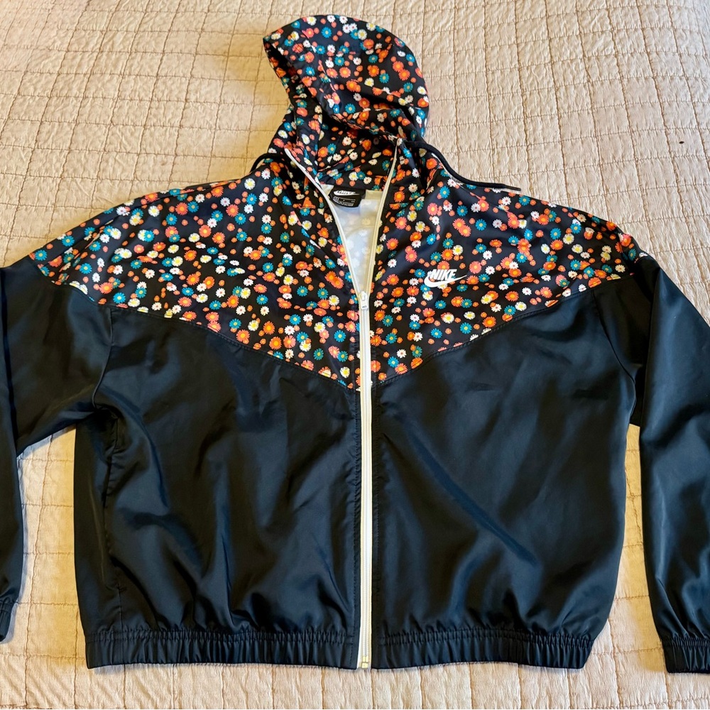 Nike Women’s Black Multicolor windbreaker